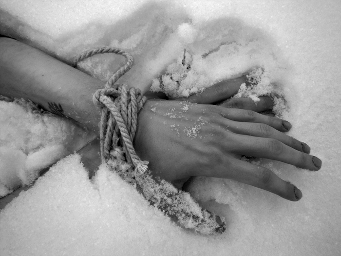 Девушки на снегу ты их согрей руками