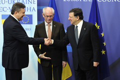 Янукович пожаловался коллегам из ЕС на сильную Россию