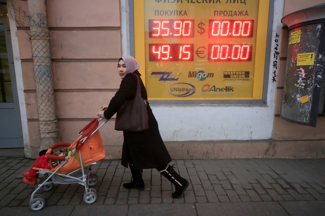 Эксперт: Рубль не падает, его роняют