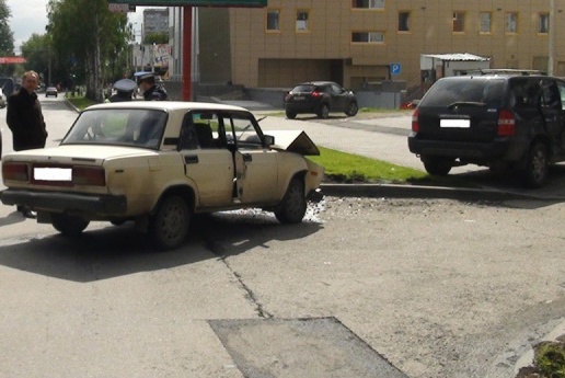 В Екатеринбурге машину после столкновения отбросило на пешехода