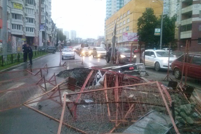 В упавшем в яму на улице Шевченко автомобиле пострадали два человека