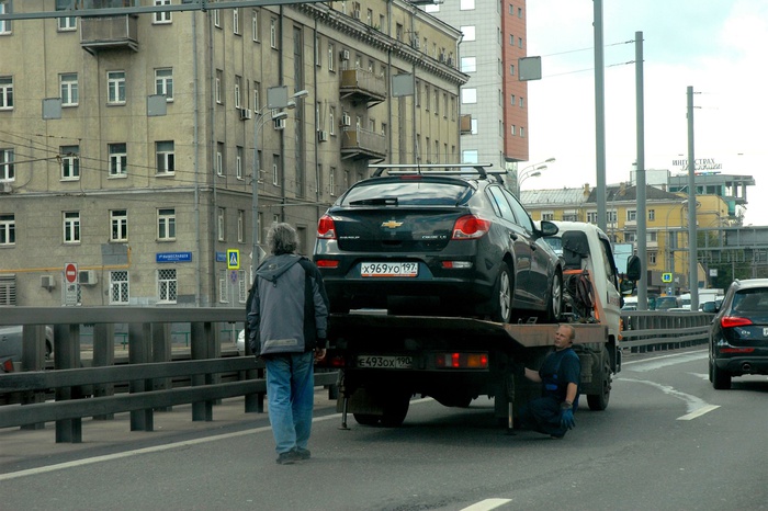 Водитель забрался в погруженный на эвакуатор автомобиль в Москве