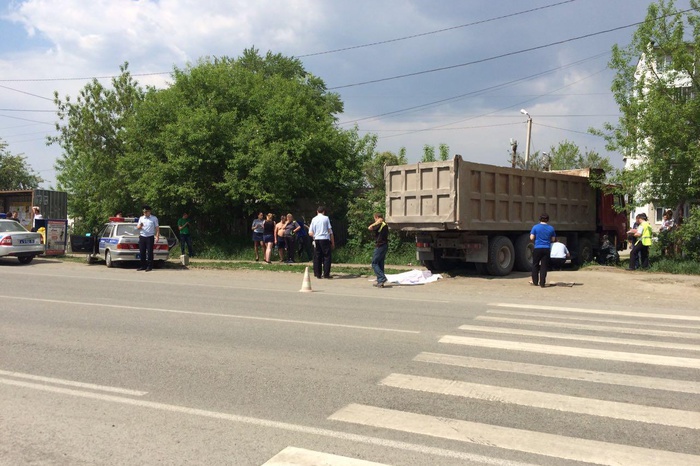 Пьяный водитель грузовика в Арамиле насмерть сбил девочку-подростка