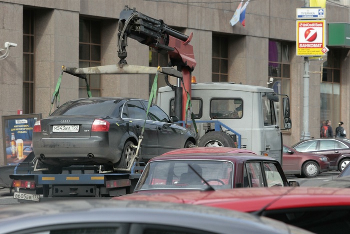 Автомобиль-рекордсмен эвакуировали в Москве 8 раз за год