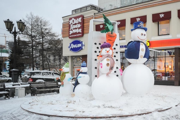 Семья снеговиков появилась сегодня утром в центре Екатеринбурга