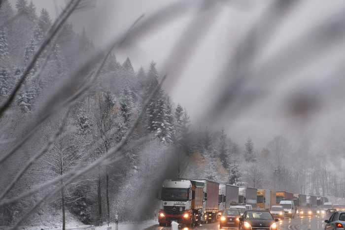 УГИБДД: Снегопад вызвал заторы на свердловских трассах