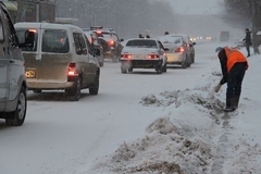 Из-за снегопадов движение в Екатеринбурге затруднено