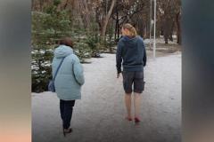 В Екатеринбурге мужчина круглый год разгуливает по улицам босиком