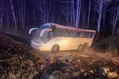 Пострадали 13 человек: под Челябинском перевернулся пассажирский автобус, ехавший в Екатеринбург