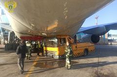 У водителя спецтехники, повредившего лайнер Emirates в Домодедово, случился инсульт