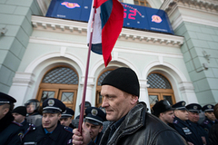 В Донецке демонстранты взяли штурмом администрацию