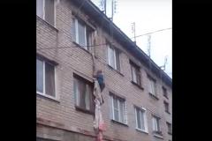 Свердловчанин, запертый в квартире женой, неудачно спустился с высоты по простыням