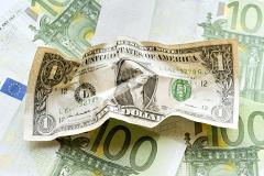 Россия успешно избавляется от доллара, отмечает французская Les Echos