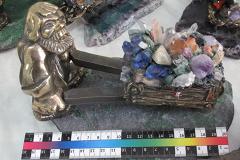 Жителю Узбекистана не дали вывезти из Екатеринбурга сувениры из уральских камней