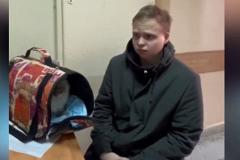 В суд Екатеринбурга доставили нападавшего на девушек хулигана и его кота