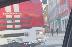К «Пассажу» съехались пожарные машины и скорая — фото