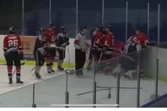 Канадский хоккеист-юниор едва не убил на корте соперника удушающим приемом