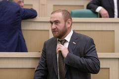 Обвиняемый в убийствах сенатор Арашуков захотел поменять законы СИЗО