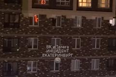 В Екатеринбурге человек вышел на карниз многоэтажного дома