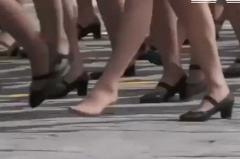 В Екатеринбурге курсантка потеряла туфельку во время парада Победы
