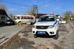 В Свердловской области автобус влетел в остановку и сбил столб