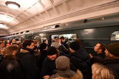 В московском метро сотрудник Росгвардии спас упавшего на рельсы мужчину