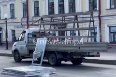 В центре Екатеринбурга с грузовой «Газели» упали стеклопакеты