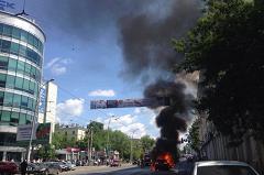 В центре Екатеринбурга прямо на дороге сгорела Audi