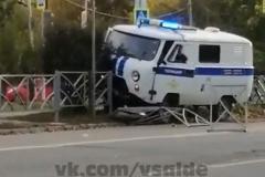 В центре свердловского города полицейский автомобиль попал в аварию