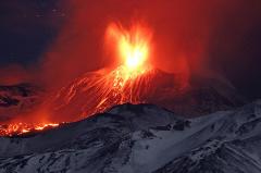 При извержении из нового кратера Этны пострадали 10 человек