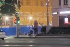 Парень ударил девушку скейтбордом по лицу рядом с ТЦ «Пассаж»
