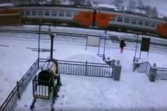 Трагическая гибель молодой девушки под колёсами поезда возле Первоуральска попала на видео