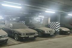 На парковке элитного отеля в Екатеринбурге пылится коллекция автомобилей Jaguar (ВИДЕО)