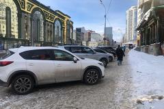 Екатеринбуржцы пожаловались на автохамов, припарковавшихся на тротуаре в центре города — видео