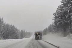 Свердловскую трассу замело снегом