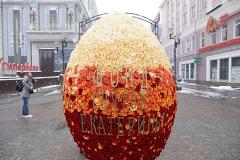 Пасхальные двухметровые яйца из живых цветов появились в центре Екатеринбурга
