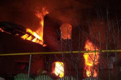 Огонь полностью уничтожил двухэтажный жилой дом из-за неисправного гидранта