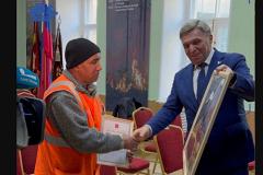 В Петербурге дворнику из Узбекистана, спасавшему на пожаре людей, подарили новую робу