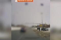 В Екатеринбурге наглый водитель проехал на красный на глазах у инспекторов ДПС