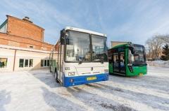 Почему? Десятки автобусов простаивают в Екатеринбурге и не могут выехать на маршруты