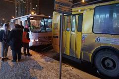 Пострадали семь человек: на остановке Екатеринбурга пассажирский автобус врезался в троллейбус