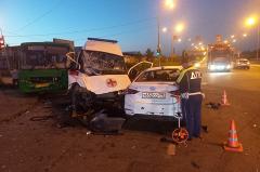 Пострадали шесть человек: в Екатеринбурге столкнулись автобус, автомобиль каршеринга и скорая