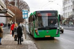 В Екатеринбурге женщину зажало дверью автобуса и выбросило на дорогу
