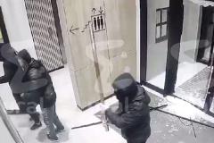 Трое громил разбили входную группу подъезда ЖК на Уктусе ради двух снегокатов (ВИДЕО)