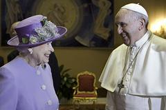 Елизавета II подарила папе римскому бутылку виски и 10 яиц