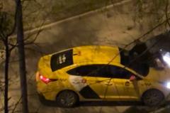 В Екатеринбурге пассажирка такси проехала с водителем на капоте и устроила аварию