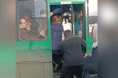 В Екатеринбурге водитель пытался затолкать людей в переполненный автобус