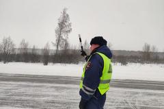 В Екатеринбурге ГИБДД устанавливает участников опасного катания на «ватрушке»