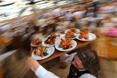 В США и Европе длину чека в ресторане связали с «шириной» официанта