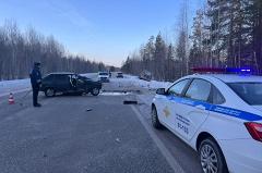 На Серовском тракте водитель ВАЗ выехал на встречку и устроил аварию